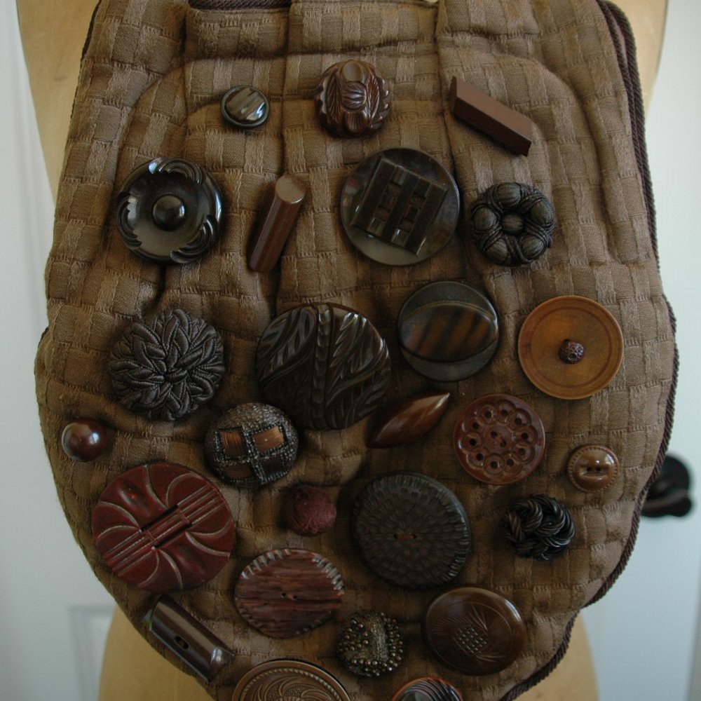 VINTAGE  HANDBAG  WITH BAKELITE BUTTON BONANZA!!